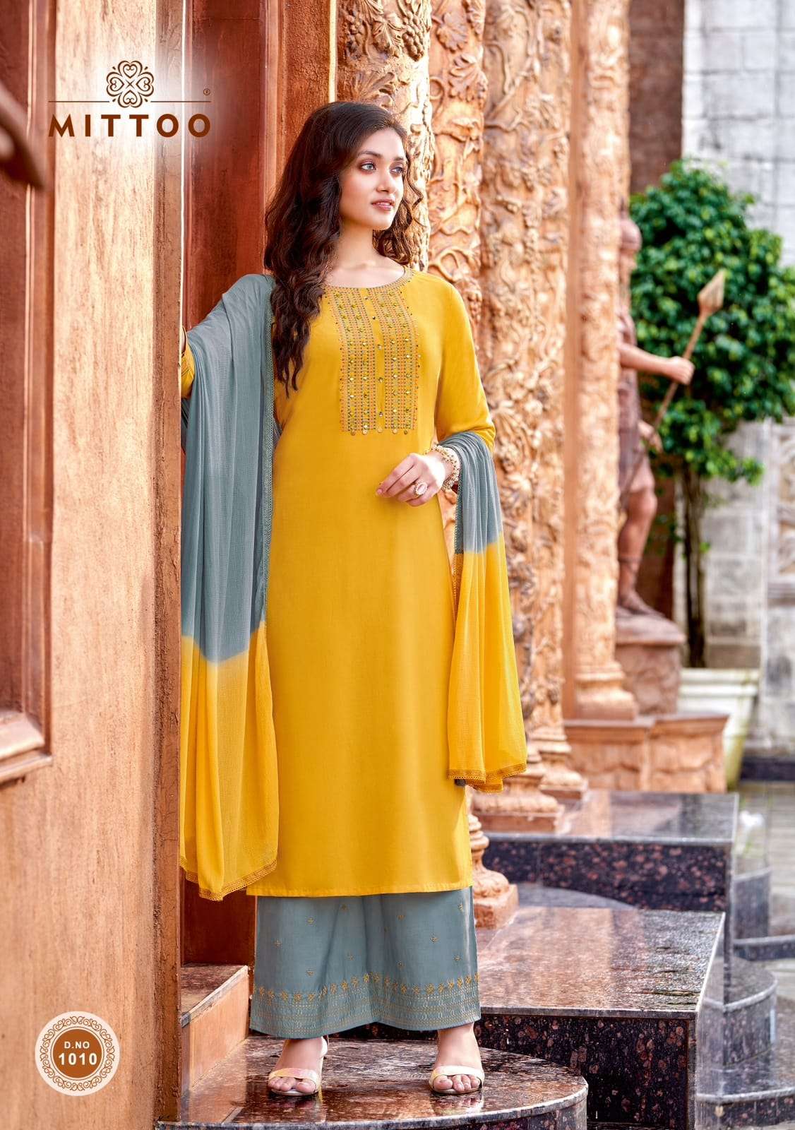 Plain kurtis with hot sale heavy dupatta